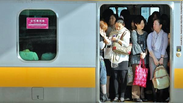 Tokyo đứng thứ 2 về độ an toàn, chủ yếu là nhờ những biện pháp ngăn chặn tình trạng sờ mó, quấy rối phụ nữ trên xe buýt và tàu điện chật cứng người. Tokyo đứng thứ 2 về độ an toàn, chủ yếu là nhờ những biện pháp ngăn chặn tình trạng sờ mó, quấy rối phụ nữ trên xe buýt và tàu điện chật cứng người.