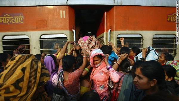 Dù có những toa tàu dành riêng cho nữ, phụ nữ ở New Delhi vẫn thấy lo sợ khi sử dụng phương tiện công cộng vì không được tôn trọng. Đây là một trong những thành phố nguy hiểm nhất với phụ nữ khi đi một mình buổi tối hay đi một mình trên các phương tiện. Dù có những toa tàu dành riêng cho nữ, phụ nữ ở New Delhi vẫn thấy lo sợ khi sử dụng phương tiện công cộng vì không được tôn trọng. Đây là một trong những thành phố nguy hiểm nhất với phụ nữ khi đi một mình buổi tối hay đi một mình trên các phương tiện.