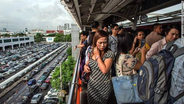 Phụ nữ ở Bangkok cho biết họ không tin các hành khách sẽ can thiệp và giúp đỡ họ nếu họ bị tấn công hay quấy rối. Phụ nữ ở Bangkok cho biết họ không tin các hành khách sẽ can thiệp và giúp đỡ họ nếu họ bị tấn công hay quấy rối.