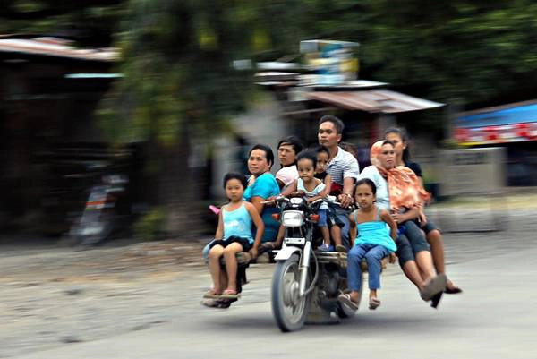 Một trong những phương tiện vận chuyển công cộng khác là dòng Habal Habal độc đáo. Đây là một chiếc xe gắn máy tùy chỉnh, có thể chở được 12 hành khách. Tuy nhiên, Habal Habal chỉ được sử dụng phổ biến ở vùng Mindanao, dùng để vận chuyển người và những đồ vật cồng kềnh. Ảnh: Erwin Mascarinas.