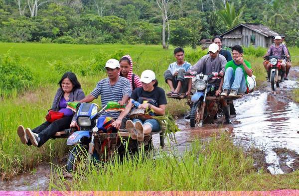 Habal Habal có hai ghế dài gắn ở hai bên, mỗi ghế chứa được 4 người. Phía sau yên xe được kéo dài ra đủ cho ba khách. Phía trước tài xế cũng có chỗ ngồi cho một người (thường dành cho trẻ em). Giá vé của mỗi chuyến khác nhau, tùy theo thỏa thuận của khách hàng và người lái. Do không bị nhà nước kiểm soát, loại phương tiện này không có giá cố định như taxi.