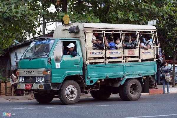 Phương tiện hữu dụng và được nhiều người dùng nhất là xe tải. Thùng xe phía sau có hai hàng ghế chứa được khoảng 10-12 khách, nhưng tài xế thường chở quá số lượng trên.