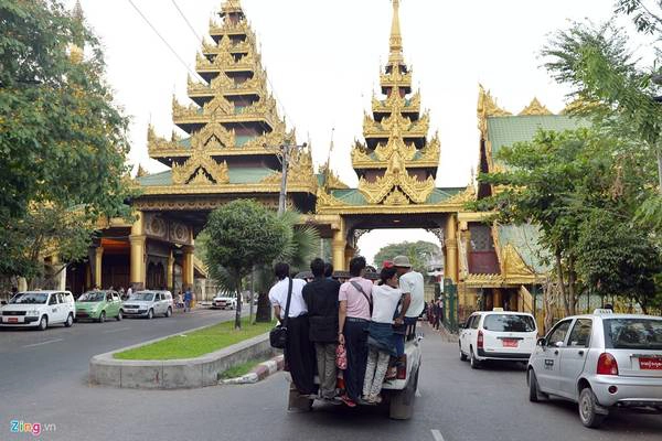 Hầu hết các xe đều bị quá tải. Để nhanh chóng được việc, nhiều thanh niên chấp nhận đu bám hoặc chen chúc ngột ngạt.