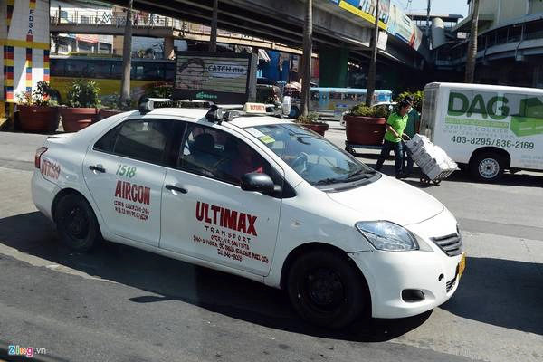 Cước phí taxi ở Thủ đô Manila khá rẻ so với các nước khác trong khu vực Đông Nam Á như Singapore, Malaysia, thậm chí là Việt Nam. Tuy nhiên, giá taxi từ sân bay về thành phố lại đắt hơn nhiều. Bình thường, nếu bắt taxi từ thành phố đi sân bay, hành khách sẽ phải trả khoảng 150-200 peso (70.000-90.000 đồng), nhưng ở chiều ngược lại là khoảng 500-600 peso (230.000-280.000 đồng) và được mặc cả.