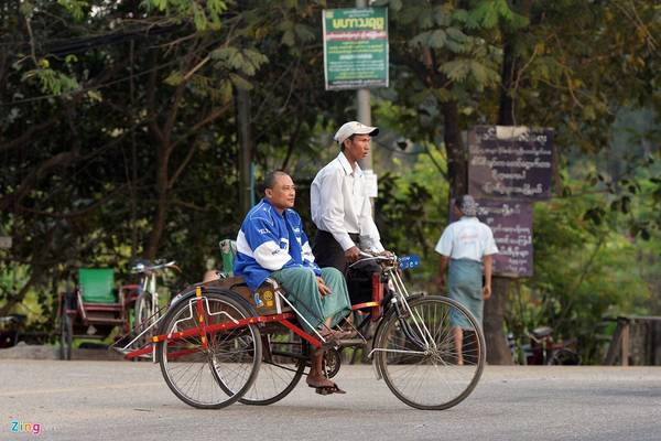 Ngoài ra, xích lô kéo cũng là một phương tiện chở khách phổ biến ở nội đô Yangoon. Người dân bản xứ thường sử dụng để đi chợ, hoặc đến các điểm rất gần, thay cho việc phải đi bộ mất thời gian.