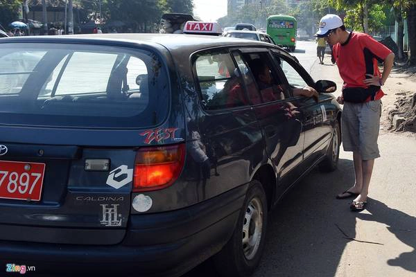 Taxi có thể bắt dọc đường, bến đỗ, và tài xế khá nhiệt tình với khách du lịch. Họ luôn gợi ý cho khách nên đi giờ nào, đến đâu tiện nhất, tránh ùn tắc hoặc lỡ chuyến bay.