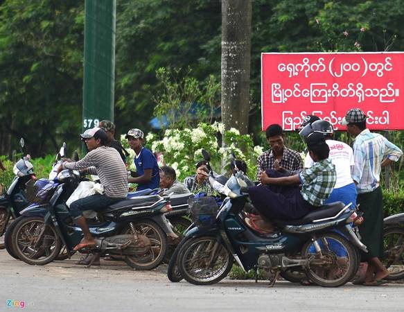 Phía ngoài nội đô, lực lượng xe ôm hoạt động khá đông. Do trong thành phố cấm xe máy, họ chỉ được phép hoạt động ở vùng ven. Ảnh: Hoàng Anh. (Xem thêm: Hạ tầng giao thông lập dị ở Myanmar).