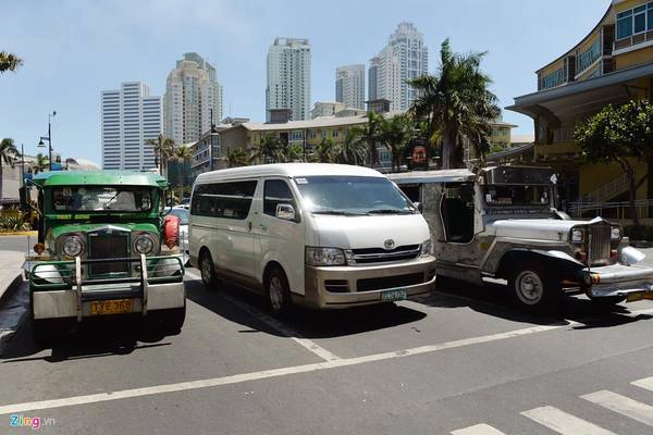 Jeepney là loại phương tiện vận tải hành khách công cộng phổ biến ở Philppines. Dòng xe này có nét tương đồng với Tuk-tuk ở Thái Lan, Lào, chủ yếu nó được độ lại từ ôtô Jeep cũ của Mỹ.