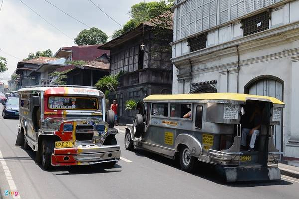 Jeepney hoạt động từ 6h-18h theo tuyến giống như xe buýt ở Việt Nam. Tuy nhiên, khách có nhu cầu thỏa thuận riêng vẫn có thể thuê xe chạy vào buổi tối.