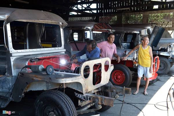 Trong ảnh là xưởng độ xe Jeepney mang tên Sarao Motors Inc. Pulanglupa nổi tiếng Philippines, rộng chừng 5.000 m2, nằm ở thành phố Las Pinas, cách thủ đô Manila khoảng 30 phút đi ôtô.