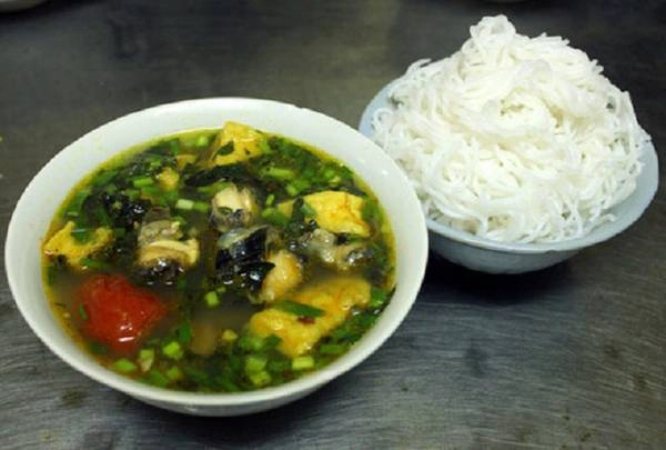 Bún ốc: Cuối ngõ chợ có quán bún ốc nhỏ, ít chỗ ngồi nhưng tấp nập khách ra vào, đặc biệt cao điểm vào buổi trưa. Bạn sẽ bị hấp dẫn bởi ốc nhồi béo và giòn, nước dùng chua chua, thơm nhẹ nhàng vị giấm bỗng. Ngoài bún chan, quán còn phục vụ bún chấm dành cho những thực khách muốn đổi kiểu ăn. Ở đây, bún rối được để riêng, khi ăn mới cho vào bát nước dùng nóng hổi với đầy đủ ốc, chuối, đậu. Mỗi bát bún chan có giá 30.000 đồng, còn bún chấm 35.000 đồng một bát. Quán mở cửa từ 10h đến 16h hàng ngày. Ảnh: Ngoisao. Bún ốc: Cuối ngõ chợ có quán bún ốc nhỏ, ít chỗ ngồi nhưng tấp nập khách ra vào, đặc biệt cao điểm vào buổi trưa. Bạn sẽ bị hấp dẫn bởi ốc nhồi béo và giòn, nước dùng chua chua, thơm nhẹ nhàng vị giấm bỗng. Ngoài bún chan, quán còn phục vụ bún chấm dành cho những thực khách muốn đổi kiểu ăn. Ở đây, bún rối được để riêng, khi ăn mới cho vào bát nước dùng nóng hổi với đầy đủ ốc, chuối, đậu. Mỗi bát bún chan có giá 30.000 đồng, còn bún chấm 35.000 đồng một bát. Quán mở cửa từ 10h đến 16h hàng ngày. Ảnh: Ngoisao.