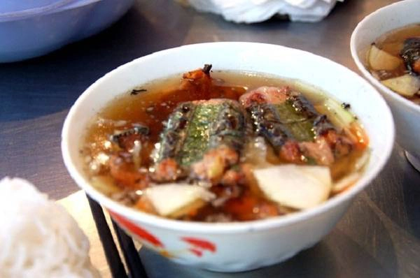 Bún chả que tre: Bún chả vẫn được kẹp que tre nướng trên than hoa theo đúng nét ẩm thực Hà Nội xưa. Miếng chả được bọc trong lá xương xông, nướng vàng thơm, ăn kèm bún và nước chấm rất vừa miệng, giá chỉ 30.000 đồng mỗi bát. Điểm đặc biệt thú vị ở quán là thứ gia vị độc đáo mà ít nơi nào có được, đó là nước giấm sấu, giấm me tự làm ăn với bún. Mỗi suất bún chả ngõ Đồng Xuân có giá 35.000 đồng. Điểm trừ khi ngồi ăn ở đây là hơi chật chội và ngồi lâu dễ bị ám khói từ bếp nướng chả. Ảnh: Ngoisao. Bún chả que tre: Bún chả vẫn được kẹp que tre nướng trên than hoa theo đúng nét ẩm thực Hà Nội xưa. Miếng chả được bọc trong lá xương xông, nướng vàng thơm, ăn kèm bún và nước chấm rất vừa miệng, giá chỉ 30.000 đồng mỗi bát. Điểm đặc biệt thú vị ở quán là thứ gia vị độc đáo mà ít nơi nào có được, đó là nước giấm sấu, giấm me tự làm ăn với bún. Mỗi suất bún chả ngõ Đồng Xuân có giá 35.000 đồng. Điểm trừ khi ngồi ăn ở đây là hơi chật chội và ngồi lâu dễ bị ám khói từ bếp nướng chả. Ảnh: Ngoisao.