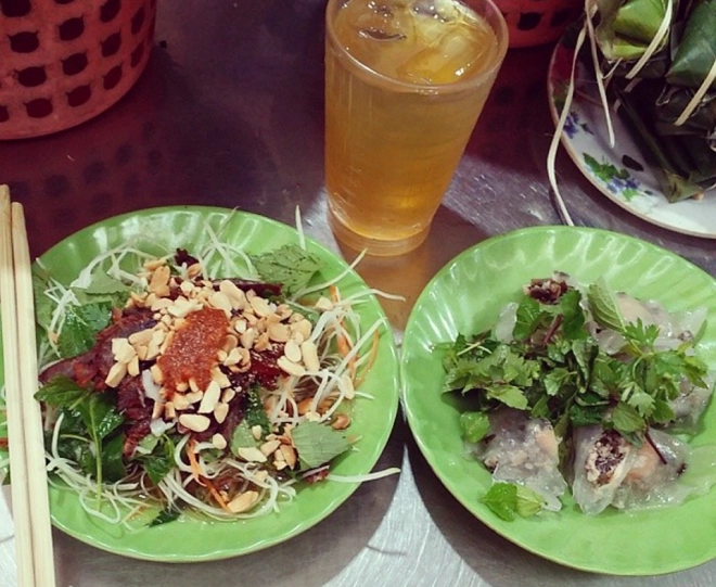 Nộm bò khô: Một đĩa nộm bắt mắt với bò khô cắt miếng to gần bằng ngón tay út, thịt bò mềm, ngọt, rau thơm, đu đủ sợi tươi, ngon trộn đều với nước sốt và lạc rang. Giá mỗi suất nộm khoảng 30.000 đồng. Ngoài nộm bò khô, quán bán bánh bột lọc, nem cuốn cũng được thực khách yêu thích. Ảnh: Hương Giang. Nộm bò khô: Một đĩa nộm bắt mắt với bò khô cắt miếng to gần bằng ngón tay út, thịt bò mềm, ngọt, rau thơm, đu đủ sợi tươi, ngon trộn đều với nước sốt và lạc rang. Giá mỗi suất nộm khoảng 30.000 đồng. Ngoài nộm bò khô, quán bán bánh bột lọc, nem cuốn cũng được thực khách yêu thích. Ảnh: Hương Giang.