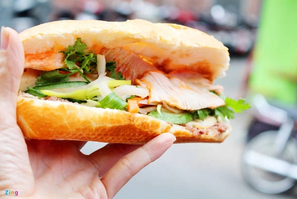 Bánh mì Bảy Hổ (đường Huỳnh Khương Ninh, quận 1) hơn 80 năm tuổi và là một trong những món "một tuần không ăn là nhớ" của nhiều người dân quận 1.