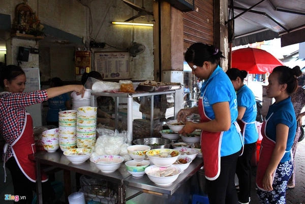 Bún mọc Thanh Mai (Trương Định, quận 1, gần chợ Bến Thành) có khoảng 40 năm. Quán đông khách đến mức nhân viên phải xếp sẵn hàng chục tô để kịp phục vụ.