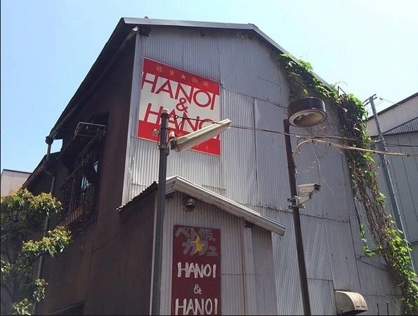 Quán Hanoi & Hanoi có ghế nhựa đúng kiểu Việt Nam. Nhung-quan-banh-mi-Viet-Nam-ngon-nhat-Tokyo-ivivu-2