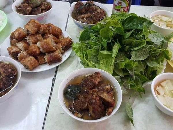 Bún chả thường được ăn kèm rau sống, nem (Ảnh: Foody).