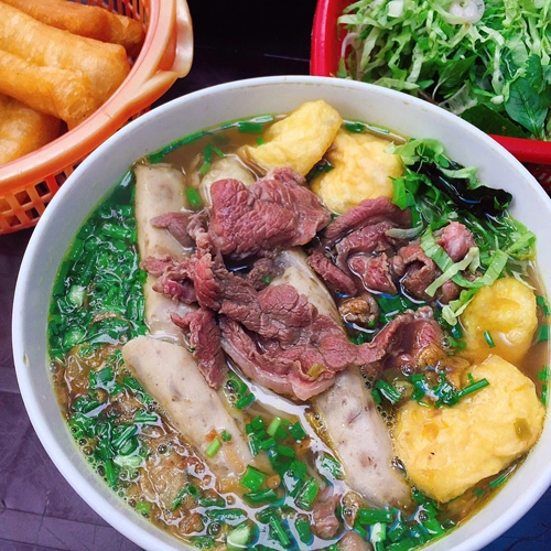 Bát bún riêu ở quán cô Huyền có giá cao nổi tiếng. Ảnh: @tutulili618.