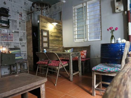 Hãy tìm đến quán cà phê giản dị hiếm có này trên phố Giảng Võ nên bạn cần một không gian yên tĩnh để học bài, hay muốn một góc nhỏ để tâm sự với bạn bè. (Ảnh: Internet) Hãy tìm đến quán cà phê giản dị hiếm có này trên phố Giảng Võ nên bạn cần một không gian yên tĩnh để học bài, hay muốn một góc nhỏ để tâm sự với bạn bè. (Ảnh: Internet)