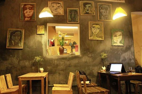 Xoan Café Xoan Cafe là một căn nhà 2 tầng kiểu cũ và khoảng sân vườn nhỏ, có những bộ bàn ghế gỗ mộc mạc xen kẽ với màu xanh của các chậu hoa cây cảnh. Kiến trúc nơi đây đậm chất Hà Nội cổ với những lớp gạch hoa lát nền đặc trưng từ thế kỷ XX, lối cầu thang lên gác nhỏ và dốc, tầng thấp. Tường quán đã cũ, không sơn phủ lại. Đôi chỗ những mảng vữa tróc ra lộ ra viên gạch đỏ, có chỗ như đã rêu phong. Đồ uống phong phú cùng đồ ăn vặt gắn liền với nhiều thế hệ như hạt hướng dương, thịt bò khô, mì tôm... Địa chỉ: Ngõ 411 Trường Chinh. Ảnh: Xoan. Xoan Café Xoan Cafe là một căn nhà 2 tầng kiểu cũ và khoảng sân vườn nhỏ, có những bộ bàn ghế gỗ mộc mạc xen kẽ với màu xanh của các chậu hoa cây cảnh. Kiến trúc nơi đây đậm chất Hà Nội cổ với những lớp gạch hoa lát nền đặc trưng từ thế kỷ XX, lối cầu thang lên gác nhỏ và dốc, tầng thấp. Tường quán đã cũ, không sơn phủ lại. Đôi chỗ những mảng vữa tróc ra lộ ra viên gạch đỏ, có chỗ như đã rêu phong. Đồ uống phong phú cùng đồ ăn vặt gắn liền với nhiều thế hệ như hạt hướng dương, thịt bò khô, mì tôm... Địa chỉ: Ngõ 411 Trường Chinh. Ảnh: Xoan.