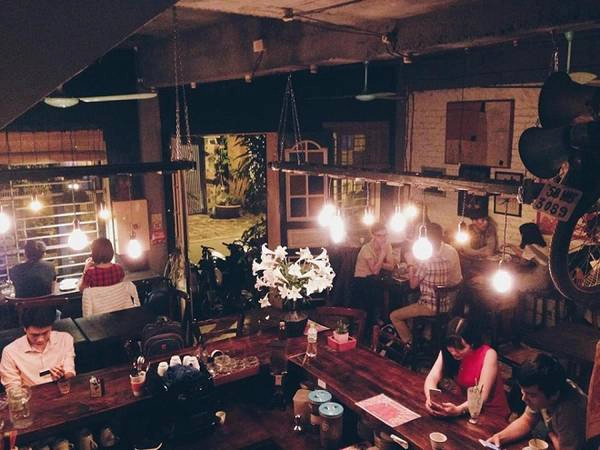 Cafe Xí Nghiệp Quán cà phê Xí nghiệp nằm trong một con ngõ nhỏ tĩnh lặng thuộc khu đô thị Văn Quán mang vẻ thâm trầm, chút hoài cổ. Không gian rộng khoảng 80m2 được bài trí theo kiểu xưa với những vật dụng cũ kỹ như máy đánh chữ, tivi, loa cổ, tập sách đã ố vàng, chiếc đồng hồ già nua theo thời gian, quạt điện cũ… Chỗ pha chế cũng giống nơi cung cấp cà phê và đồ ăn cho công nhân ngày xưa trong xí nghiệp. Địa chỉ: A60 T11 khu đô thị Văn Quán, Hà Đông. Ảnh: Xí Nghiệp. Cafe Xí Nghiệp Quán cà phê Xí nghiệp nằm trong một con ngõ nhỏ tĩnh lặng thuộc khu đô thị Văn Quán mang vẻ thâm trầm, chút hoài cổ. Không gian rộng khoảng 80m2 được bài trí theo kiểu xưa với những vật dụng cũ kỹ như máy đánh chữ, tivi, loa cổ, tập sách đã ố vàng, chiếc đồng hồ già nua theo thời gian, quạt điện cũ… Chỗ pha chế cũng giống nơi cung cấp cà phê và đồ ăn cho công nhân ngày xưa trong xí nghiệp. Địa chỉ: A60 T11 khu đô thị Văn Quán, Hà Đông. Ảnh: Xí Nghiệp.