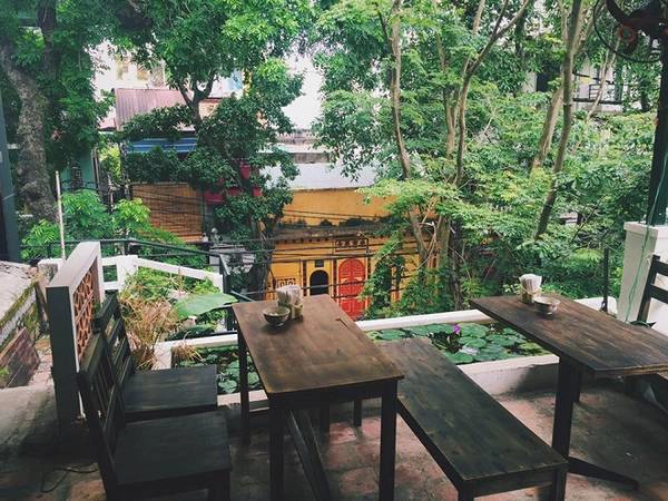 Lutulata Nằm yên bình giữa phố Hàng Cót sầm uất, quán nhỏ Lutulata có góc nào cũng xinh xắn với bức tường trắng, cửa được sơn đỏ, hàng dây thường xuân buông trước cửa, những bộ cốc chén, bát ăn đủ màu. Ngoài các loại cà phê truyền thống, đồ uống ở quán mang hơi hướng bắc bộ như chè bưởi, chè cốm và cả những món quà vặt dân dã như kẹo lạc, ô mai, bánh đậu xanh… Địa chỉ: 39 Hàng Cót. Ảnh: Lutulata. Lutulata Nằm yên bình giữa phố Hàng Cót sầm uất, quán nhỏ Lutulata có góc nào cũng xinh xắn với bức tường trắng, cửa được sơn đỏ, hàng dây thường xuân buông trước cửa, những bộ cốc chén, bát ăn đủ màu. Ngoài các loại cà phê truyền thống, đồ uống ở quán mang hơi hướng bắc bộ như chè bưởi, chè cốm và cả những món quà vặt dân dã như kẹo lạc, ô mai, bánh đậu xanh… Địa chỉ: 39 Hàng Cót. Ảnh: Lutulata.