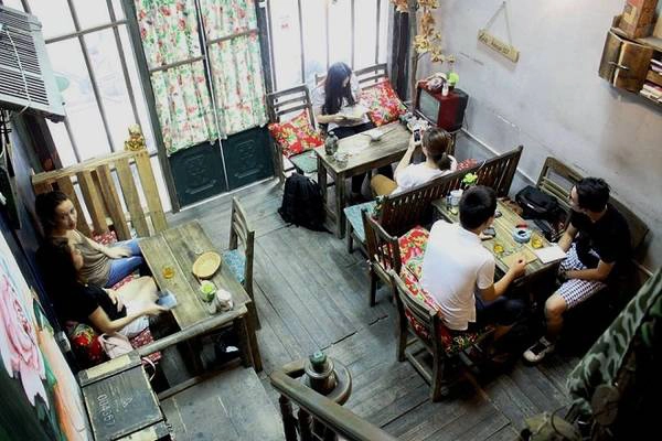 Bao Cấp Café Đúng như tên gọi, quán có không gian hai tầng tái hiện hình ảnh một căn hộ tập thể thời bao cấp. Những món đồ như bộ bàn ghế gỗ thô, tường dán giấy báo, chiếc gối làm bằng vỏ chăn con công đặc trưng, tivi đen trắng, quầy pha chế mang phiên bản mậu dịch với những chiếc ca nhôm, cốc men sứ… gợi nhiều ký ức về thời xưa cũ. Địa chỉ: Số 1 Ngõ 189 Giảng Võ, Quận Ba Đình. Ảnh: Bao Cấp. Bao Cấp Café Đúng như tên gọi, quán có không gian hai tầng tái hiện hình ảnh một căn hộ tập thể thời bao cấp. Những món đồ như bộ bàn ghế gỗ thô, tường dán giấy báo, chiếc gối làm bằng vỏ chăn con công đặc trưng, tivi đen trắng, quầy pha chế mang phiên bản mậu dịch với những chiếc ca nhôm, cốc men sứ… gợi nhiều ký ức về thời xưa cũ. Địa chỉ: Số 1 Ngõ 189 Giảng Võ, Quận Ba Đình. Ảnh: Bao Cấp.