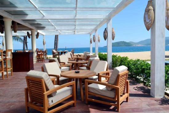 Ana Beach House: Với vị trí nhìn ra biển trên đường Trần Phú và thiết kế mở lịch lãm, sang trọng, Ana Beach House được lòng du khách bởi phong cách phục vụ chu đáo cùng các món ăn, đồ uống hảo hạng. Ana Beach House: Với vị trí nhìn ra biển trên đường Trần Phú và thiết kế mở lịch lãm, sang trọng, Ana Beach House được lòng du khách bởi phong cách phục vụ chu đáo cùng các món ăn, đồ uống hảo hạng.