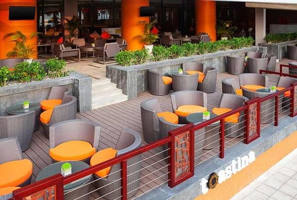 Toastina: Nằm trong khuôn viên Sheraton, không có gì khó hiểu khi quán cà phê này có thiết kế sang trọng, hiện đại. Đây là nơi các du khách nước ngoài tìm đến để thưởng thức một ly cà phê ngon và thư giãn. Toastina: Nằm trong khuôn viên Sheraton, không có gì khó hiểu khi quán cà phê này có thiết kế sang trọng, hiện đại. Đây là nơi các du khách nước ngoài tìm đến để thưởng thức một ly cà phê ngon và thư giãn.
