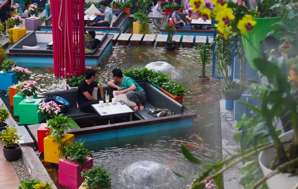 Koi Land Đi vào hoạt động từ tháng 6, quán cà phê trên đường Khổng Tử, quận Thủ Đức thu hút nhiều khách bởi cách bố trí bàn ghế giữa lòng hồ. Quán có diện tích 600 m2, mặt nước chiếm 280 m2. Người chủ xây 18 khoang cao hơn mặt nước và đặt bàn ghế bên trong. Độ sâu của lòng bể là 40 cm. Dưới hồ, chủ quán thả 300 con cá Koi Nhật Bản. Ảnh: Quỳnh Trần. Koi Land Đi vào hoạt động từ tháng 6, quán cà phê trên đường Khổng Tử, quận Thủ Đức thu hút nhiều khách bởi cách bố trí bàn ghế giữa lòng hồ. Quán có diện tích 600 m2, mặt nước chiếm 280 m2. Người chủ xây 18 khoang cao hơn mặt nước và đặt bàn ghế bên trong. Độ sâu của lòng bể là 40 cm. Dưới hồ, chủ quán thả 300 con cá Koi Nhật Bản. Ảnh: Quỳnh Trần.