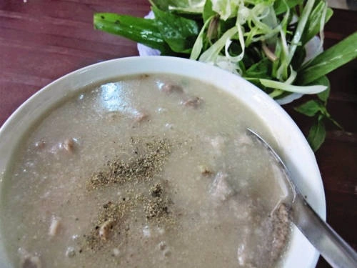 Cháo lòng ăn kèm với các loại rau húng, mùi tàu sẽ tạo nên hương vị thơm ngon hơn . Ảnh: foodvn Cháo lòng ăn kèm với các loại rau húng, mùi tàu sẽ tạo nên hương vị thơm ngon hơn . Ảnh: foodvn