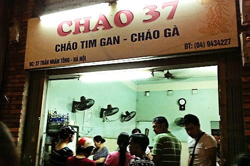 Quán cháo đông khách, kể cả ban đêm. Nhiều người thường mua cháo về vì quán không có chỗ ngồi. Ảnh: Linh Phạm Quán cháo đông khách, kể cả ban đêm. Nhiều người thường mua cháo về vì quán không có chỗ ngồi. Ảnh: Linh Phạm