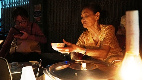 Chè đèn dầu Quán chè mở bán từ năm 1976. Chủ là vợ chồng ông bà Nguyễn Thị Tư. Cứ khoảng 20h - 21h mỗi ngày, người dân sống quanh khu vực hẻm 504, đường Nguyễn Kiệm lại thấy bóng dáng quen thuộc của ông bà dọn hàng. Gọi là quán nhưng không gian "chè đèn dầu" của ông bà Tư chỉ có một tấm gỗ được kê làm bàn đặt các vật dụng và vài chiếc ghế nhựa cho khách. Dù không gian nhỏ và nằm trên vỉa hè, quán lúc nào cũng tấp nập khách, đông nhất là vào giữa khuya. Chè đèn dầu Quán chè mở bán từ năm 1976. Chủ là vợ chồng ông bà Nguyễn Thị Tư. Cứ khoảng 20h - 21h mỗi ngày, người dân sống quanh khu vực hẻm 504, đường Nguyễn Kiệm lại thấy bóng dáng quen thuộc của ông bà dọn hàng. Gọi là quán nhưng không gian "chè đèn dầu" của ông bà Tư chỉ có một tấm gỗ được kê làm bàn đặt các vật dụng và vài chiếc ghế nhựa cho khách. Dù không gian nhỏ và nằm trên vỉa hè, quán lúc nào cũng tấp nập khách, đông nhất là vào giữa khuya.