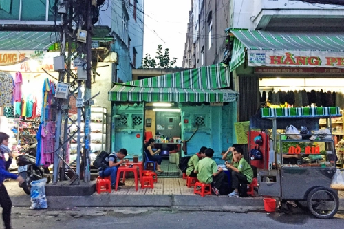 Chè "ma" Nằm trên đường Trần Hưng Đạo B, bên cạnh chợ Đại Quang Minh ở quận 5, quán chè gốc Hoa nằm lọt thỏm trong khoảng không gian trống trước trạm biến áp cũ thời Pháp. Càng về đêm, khách đến càng đông. Nhiều người đặt tên cho quán là "chè ma" vì thường bán đến tận khuya dưới ánh đèn đường yếu ớt. Chè "ma" Nằm trên đường Trần Hưng Đạo B, bên cạnh chợ Đại Quang Minh ở quận 5, quán chè gốc Hoa nằm lọt thỏm trong khoảng không gian trống trước trạm biến áp cũ thời Pháp. Càng về đêm, khách đến càng đông. Nhiều người đặt tên cho quán là "chè ma" vì thường bán đến tận khuya dưới ánh đèn đường yếu ớt.