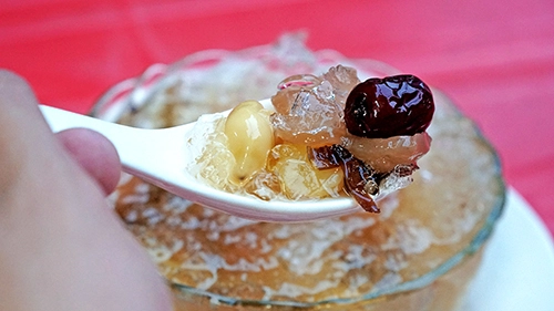 Quán hiện tại bán tới 20 món chè có hương vị đậm chất Hoa như chè hạt sen, đậu xanh, đậu đỏ, đậu phộng, mè đen, nhãn nhục, bạch quả, củ năng, sâm bổ lượng, quy linh cao, hột gà chưng (như bánh flan), hột gà trà đen, đu đủ tiềm... phục vụ nóng lạnh tùy nhu cầu. Quán mở bán từ 16h tới nửa đêm. Mỗi phần chè có giá khoảng 15.000 đồng. Khách đến ăn tại chỗ phải gửi xe ở phía đối diện, giá 6.000 đồng một lượt. Quán hiện tại bán tới 20 món chè có hương vị đậm chất Hoa như chè hạt sen, đậu xanh, đậu đỏ, đậu phộng, mè đen, nhãn nhục, bạch quả, củ năng, sâm bổ lượng, quy linh cao, hột gà chưng (như bánh flan), hột gà trà đen, đu đủ tiềm... phục vụ nóng lạnh tùy nhu cầu. Quán mở bán từ 16h tới nửa đêm. Mỗi phần chè có giá khoảng 15.000 đồng. Khách đến ăn tại chỗ phải gửi xe ở phía đối diện, giá 6.000 đồng một lượt.