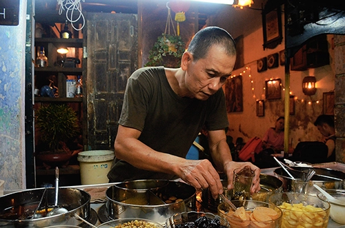 Xe chè Lâm Vinh Mậu Khi thành phố lên đèn cũng là lúc xe chè này mở cửa, từ khoảng 19h đến nửa đêm. Quán nằm trên con đường Nguyễn Thái Bình, quận 1. Bạn sẽ dễ dàng nhận ra chỗ này khi tìm đường nhờ chiếc xe bày hàng chục món chè bắt mắt. Chủ quán gốc Hoa mở cửa buôn bán từ năm 1958. Vì vậy, đây cũng là một trong những xe chè Tàu lâu năm nhất ở Sài Gòn. Xe chè Lâm Vinh Mậu Khi thành phố lên đèn cũng là lúc xe chè này mở cửa, từ khoảng 19h đến nửa đêm. Quán nằm trên con đường Nguyễn Thái Bình, quận 1. Bạn sẽ dễ dàng nhận ra chỗ này khi tìm đường nhờ chiếc xe bày hàng chục món chè bắt mắt. Chủ quán gốc Hoa mở cửa buôn bán từ năm 1958. Vì vậy, đây cũng là một trong những xe chè Tàu lâu năm nhất ở Sài Gòn.