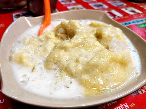 Chè, sinh tố Thành Thái Quán nhỏ nằm trên đường Thành Thái, quận 10 là một trong những địa điểm thu hút đông các bạn trẻ mỗi tối. Quán bắt đầu mở cửa từ xế chiều và đóng cửa vào khoảng 2h sáng hôm sau. Đến đây, bạn sẽ thoả sức lựa chọn các món khác nhau nhờ thực đơn đa dạng, từ các loại chè cho đến sinh tố, trái cây đĩa, bánh flan... Chè, sinh tố Thành Thái Quán nhỏ nằm trên đường Thành Thái, quận 10 là một trong những địa điểm thu hút đông các bạn trẻ mỗi tối. Quán bắt đầu mở cửa từ xế chiều và đóng cửa vào khoảng 2h sáng hôm sau. Đến đây, bạn sẽ thoả sức lựa chọn các món khác nhau nhờ thực đơn đa dạng, từ các loại chè cho đến sinh tố, trái cây đĩa, bánh flan...