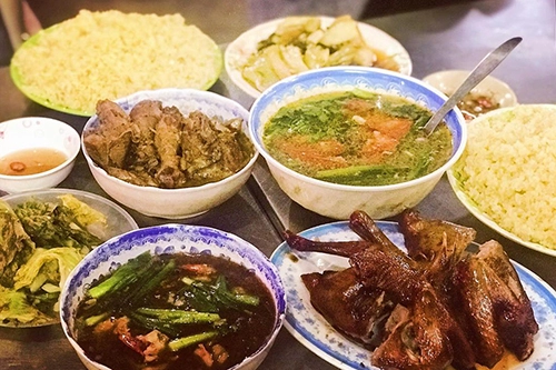 Cơm và đồ ăn được để riêng trong đĩa để phục vụ khách. Ảnh: Cao Diệu Anh. Cơm và đồ ăn được để riêng trong đĩa để phục vụ khách. Ảnh: Cao Diệu Anh.