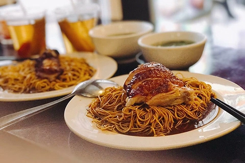 Địa chỉ này còn nổi tiếng với các món mì thịt quay, xá xíu. Ảnh: @khoixphanh Địa chỉ này còn nổi tiếng với các món mì thịt quay, xá xíu. Ảnh: @khoixphanh