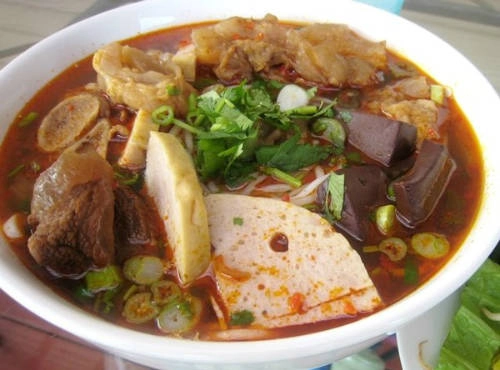 Bún bò Huế với những lát giò ngọt, miếng tiết mềm và đặc biệt là nước dùng được pha chế có hương vị riêng. Ảnh: haymoingay Bún bò Huế với những lát giò ngọt, miếng tiết mềm và đặc biệt là nước dùng được pha chế có hương vị riêng. Ảnh: haymoingay