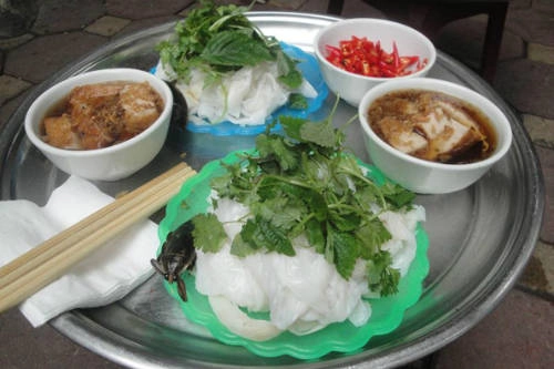 Bánh cuốn bà Hoành từ lâu đã nổi tiếng với thực khách Hà Nội. Ảnh: tamtay Bánh cuốn bà Hoành từ lâu đã nổi tiếng với thực khách Hà Nội. Ảnh: tamtay
