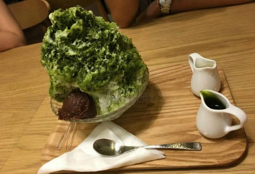Món đá bào hấp dẫn cùng với nước đường và nước sốt trà xanh. Ảnh: Foody Món đá bào hấp dẫn cùng với nước đường và nước sốt trà xanh. Ảnh: Foody