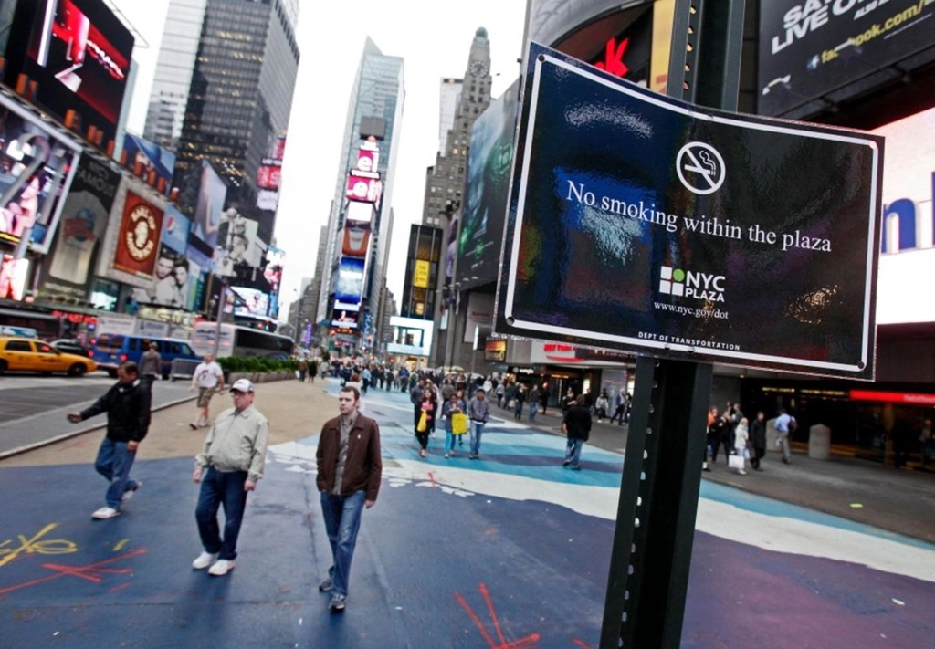 Luật hút thuốc ở Mỹ khác nhau tùy thuộc vào quy định của từng địa phương. Ở New York, hành vi hút thuốc bị cấm tại tất cả các công viên, khu vực đi bộ, bãi biển, bể bơi công cộng, quảng trường. Người được phép mua thuốc lá phải từ 21 tuổi trở lên. Ngược lại, ở một số bang như Texas, Mississippi, Georgia, việc hút thuốc tại các điểm công cộng như quán bar, nhà hàng hoàn toàn hợp pháp. Ảnh: BBC.