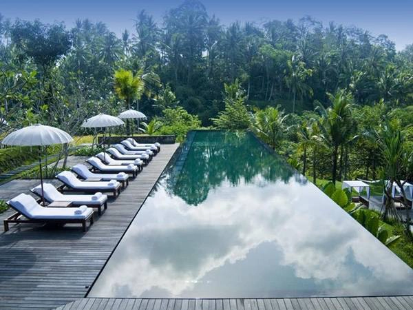 <strong>Komaneka Tanggayuda, Ubud: </strong>Từ khu nghỉ dưỡng này, du khách có thể nhìn ra những thửa ruộng bậc thang xanh tươi trải dài xuống sông Oos. Ảnh: Travelonline.