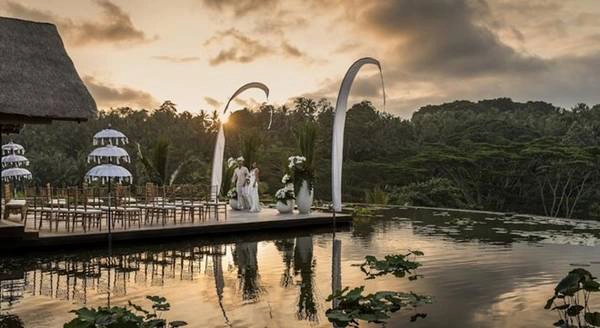 <strong>Khu nghỉ dưỡng Four Seasons, Sayan: </strong>Để vào resort này, du khách sẽ đi qua một cầu gỗ dài bắc qua một hồ sen, nhìn ra khung cảnh xanh tươi của những rặng tre, đồng lúa và sông. Ảnh: Booking.