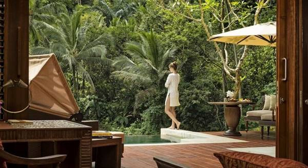 Với thiết kế mở, 18 khu phòng và 42 biệt thự của Four Seasons đều có bể bơi riêng, một số còn có bể cá trên nóc. Tất cả đều được bài trí sang trọng, lịch lãm với đủ mọi tiện ích để du khách có kỳ nghỉ lý tưởng. Ảnh: Booking.