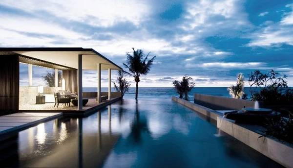 <strong>Alila Villas Soori, Tabanan: </strong>Nằm giữa những ruộng bậc thang xinh đẹp và bãi biển cát đen độc đáo, khu nghỉ dưỡng này có thiết kế bên ngoài giản dị nhưng nội thất bên trong sang trọng, ấn tượng. Ảnh: Paradizo.