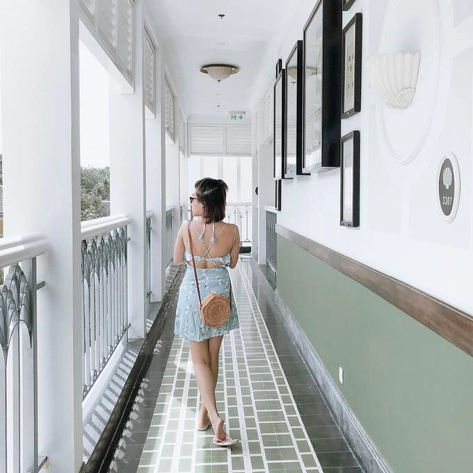 JW Marriott, Phú Quốc Với lối kiến trúc lạ mắt, độc đáo từ kiến trúc sư lừng danh thế giới Bill Bensley, resort này là địa điểm yêu thích, đã xuất hiện trong MV và những bộ ảnh của nhiều ca sĩ, ngôi sao nổi tiếng. Resort cũng thu hút được Tracey Ngô, người sáng lập và CEO xinh đẹp của Lipstick and Muffin Girl Media ghé thăm để tận hưởng chuyến du lịch Phú Quốc của mình. Ảnh: @lipstickandmuffingirl/Instagram. JW Marriott, Phú Quốc Với lối kiến trúc lạ mắt, độc đáo từ kiến trúc sư lừng danh thế giới Bill Bensley, resort này là địa điểm yêu thích, đã xuất hiện trong MV và những bộ ảnh của nhiều ca sĩ, ngôi sao nổi tiếng. Resort cũng thu hút được Tracey Ngô, người sáng lập và CEO xinh đẹp của Lipstick and Muffin Girl Media ghé thăm để tận hưởng chuyến du lịch Phú Quốc của mình. Ảnh: @lipstickandmuffingirl/Instagram.