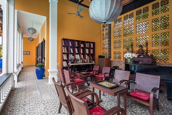 Với vườn cây xanh mát, bể bơi xinh xắn cùng không gian thanh tĩnh, bạn có thể thả hồn đọc sách, thưởng trà, nghe nhạc, lánh xa khỏi ồn ào, bụi bặm, ngủ một giấc êm đềm và thức dậy trong tiếng chim hót. Ảnh: La Maison De Campagne.