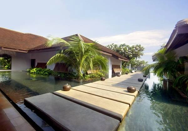 Kiến trúc cổ điển gồm các ngôi nhà, phòng nghỉ giữa vườn cây đem lại cho du khách sự thoải mái, tĩnh lặng. Khu nghỉ dưỡng có đủ mọi tiện ích sang trọng như nhà hàng, phòng tập, quán cà phê, khu mua sắm để phục vụ du khách. Ảnh: Thao Dien Village.